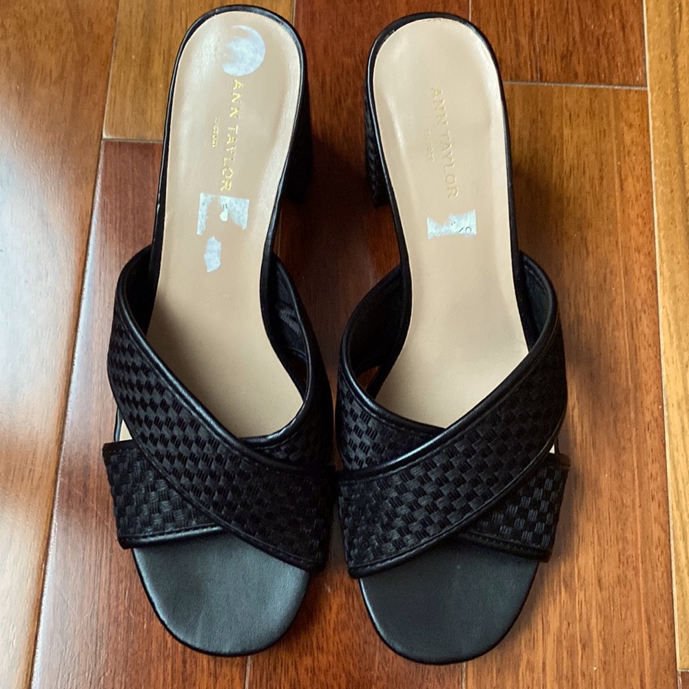 Ann Taylor weave textured sandal in black 7 1/2